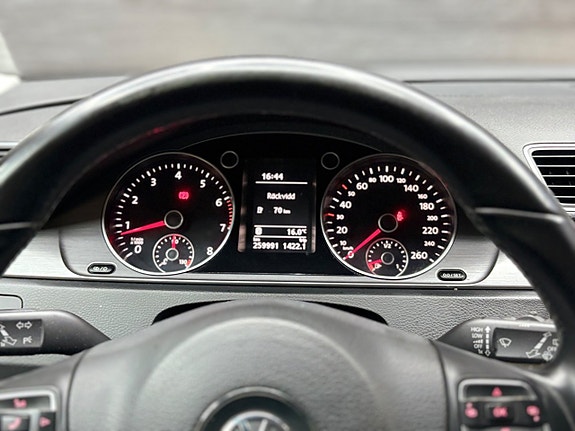 Volkswagen Passat 17 of 27
