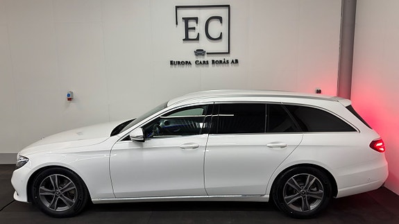 Mercedes-Benz E200 2 of 5