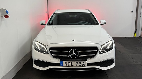 Mercedes-Benz E200 3 of 5