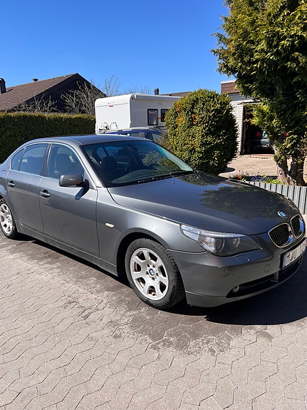 BMW 523i 4 of 5