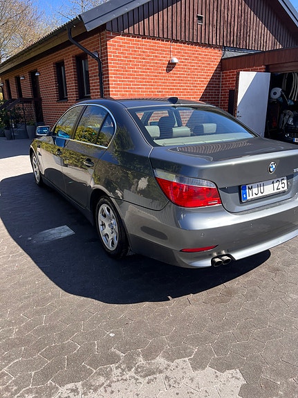 BMW 523i 3 of 5