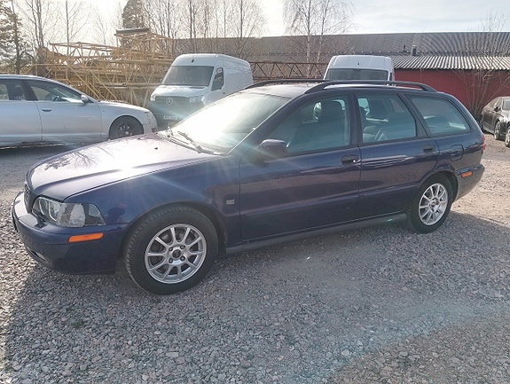 Volvo V40 2 of 5