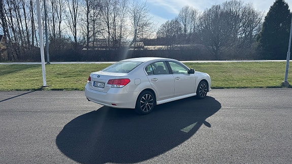 Subaru Legacy 2 of 5
