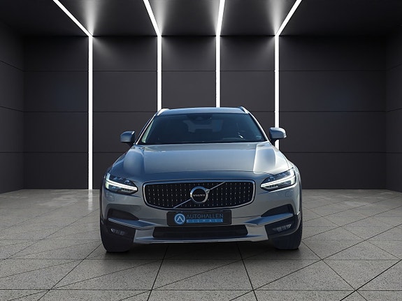 Volvo V90 Cross Country 2 of 5