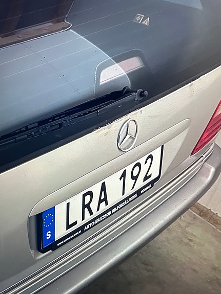 Mercedes-Benz E320 6 of 7