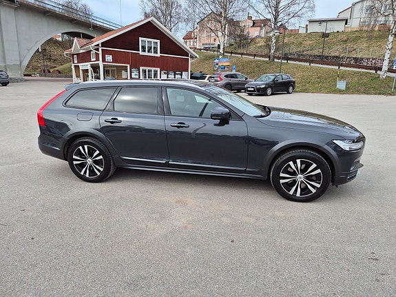 Volvo V90 Cross Country 8 of 16