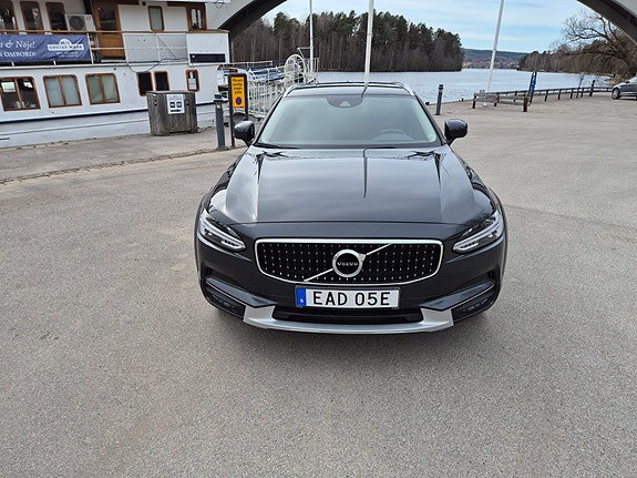 Volvo V90 Cross Country 2 of 5