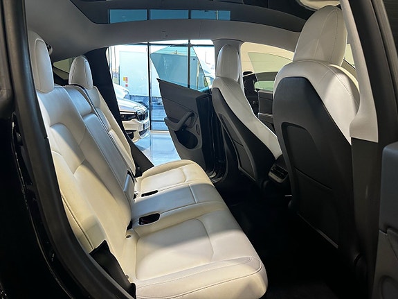 Tesla Model Y 9 of 12