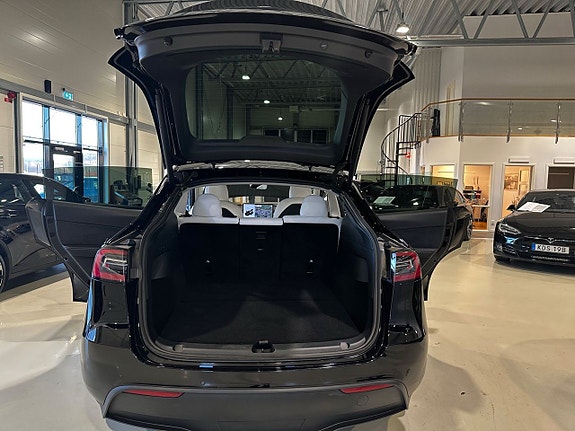 Tesla Model Y 10 of 12