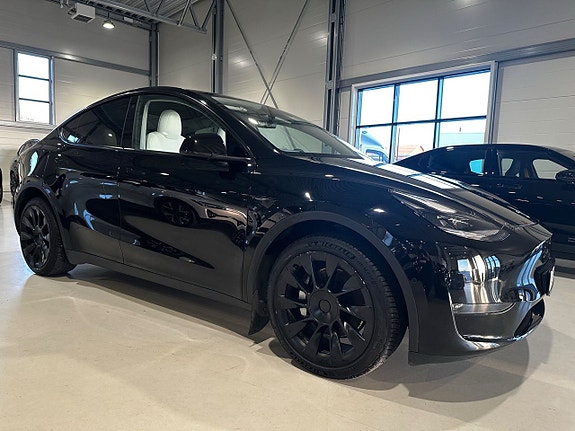 Tesla Model Y 4 of 12
