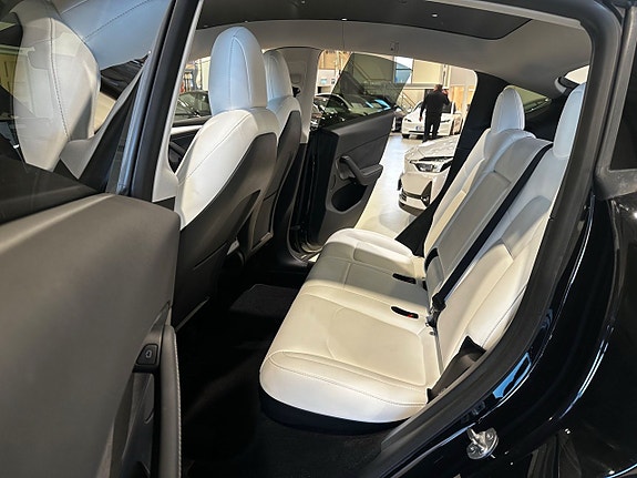 Tesla Model Y 8 of 12