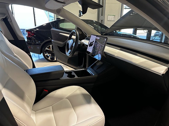 Tesla Model Y 5 of 12