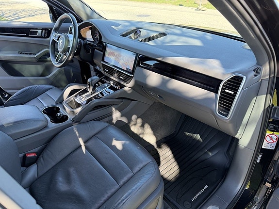 Porsche Cayenne 12 of 21