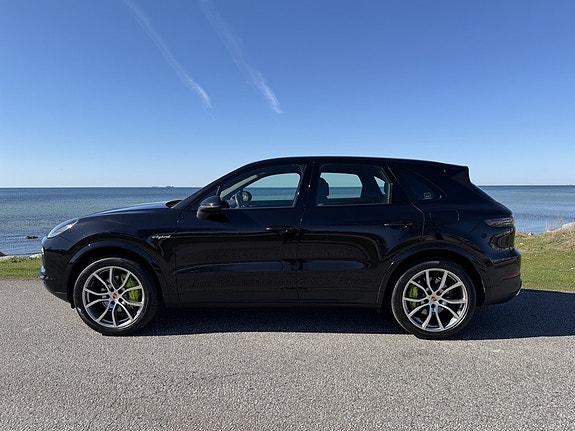Porsche Cayenne 2 of 5