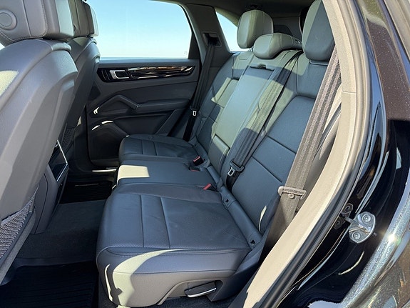 Porsche Cayenne 16 of 21