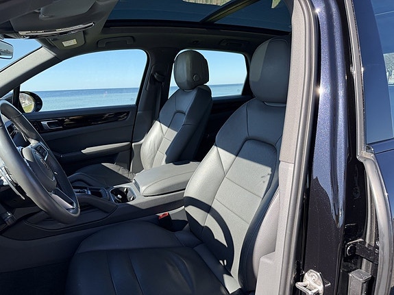 Porsche Cayenne 10 of 21