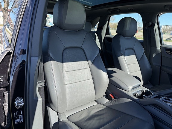 Porsche Cayenne 11 of 21