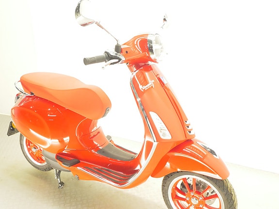Vespa Primavera Elettrica Red 70KM/H 2 of 3