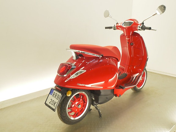 Vespa Primavera Elettrica Red 70KM/H 3 of 3
