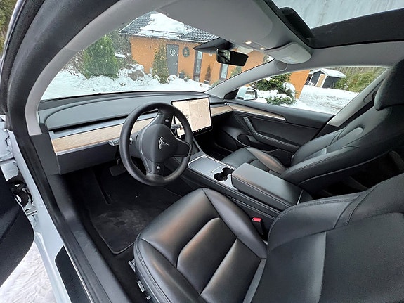 Tesla Model 3 17 of 17
