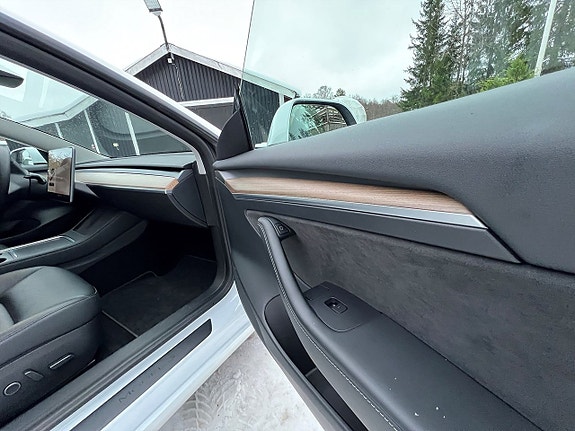 Tesla Model 3 13 of 17