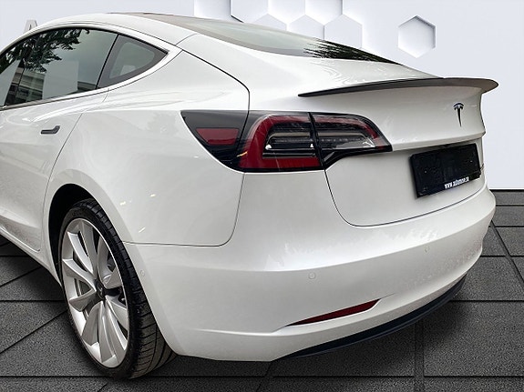 Tesla Model 3 7 of 17