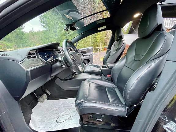 Tesla Model X 21 of 21