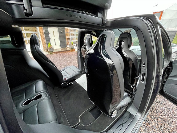Tesla Model X 16 of 21
