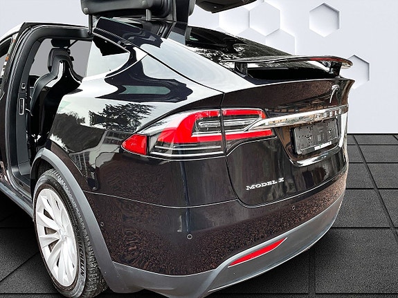 Tesla Model X 8 of 21