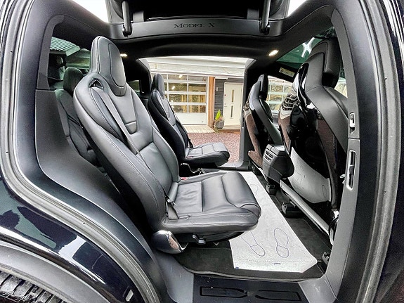 Tesla Model X 14 of 21