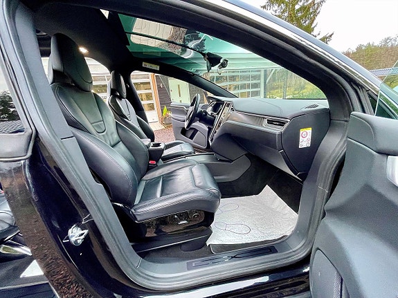 Tesla Model X 12 of 21