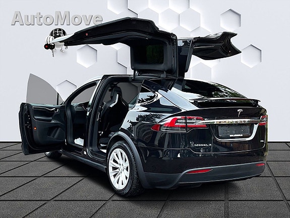 Tesla Model X 4 of 5