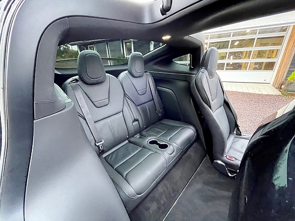 Tesla Model X 15 of 21