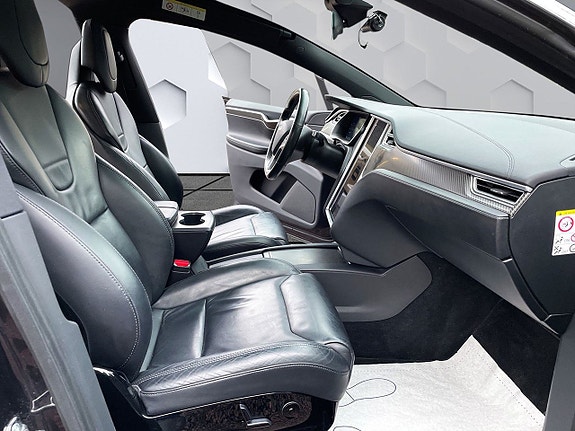 Tesla Model X 9 of 21
