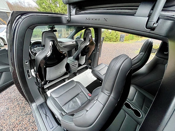 Tesla Model X 19 of 21
