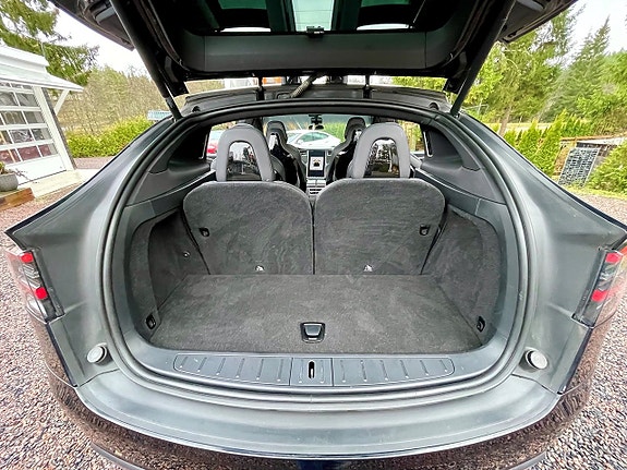 Tesla Model X 17 of 21