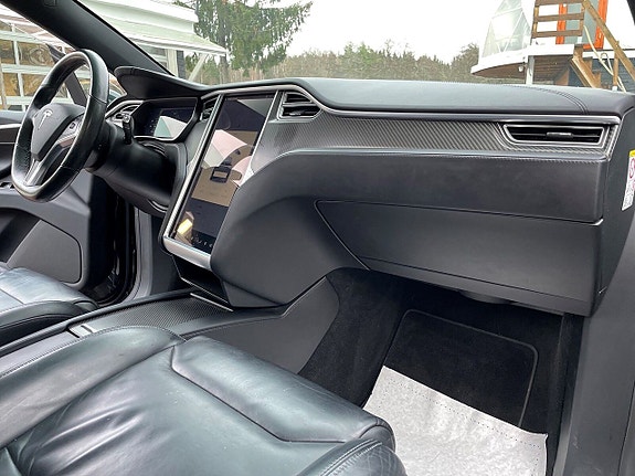 Tesla Model X 11 of 21