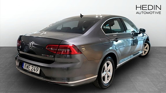 Volkswagen Passat 2 of 5