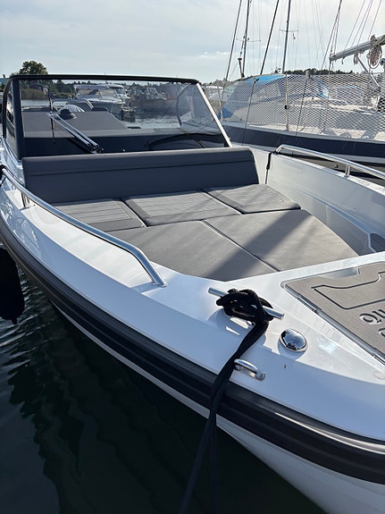 Quarken 27 Open 2022 Yamaha F300 V6 White 2025 i nyskick endast 50 gångtimmar 6 of 27