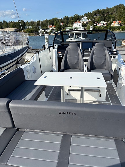Quarken 27 Open 2022 Yamaha F300 V6 White 2025 i nyskick endast 50 gångtimmar 8 of 27