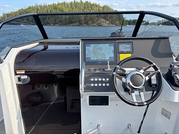 Quarken 27 Open 2022 Yamaha F300 V6 White 2025 i nyskick endast 50 gångtimmar 3 of 27