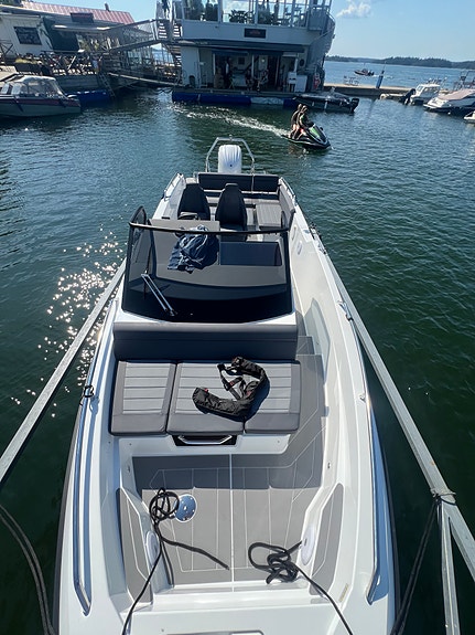 Quarken 27 Open 2022 Yamaha F300 V6 White 2025 i nyskick endast 50 gångtimmar 5 of 27