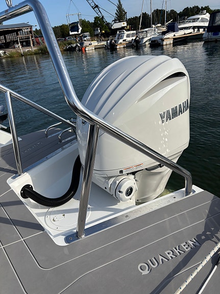 Quarken 27 Open 2022 Yamaha F300 V6 White 2025 i nyskick endast 50 gångtimmar 16 of 27