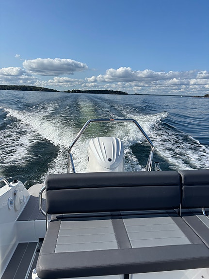 Quarken 27 Open 2022 Yamaha F300 V6 White 2025 i nyskick endast 50 gångtimmar 7 of 27