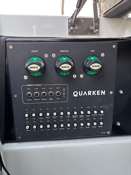 Quarken 27 Open 2022 Yamaha F300 V6 White 2025 i nyskick endast 50 gångtimmar 22 of 27