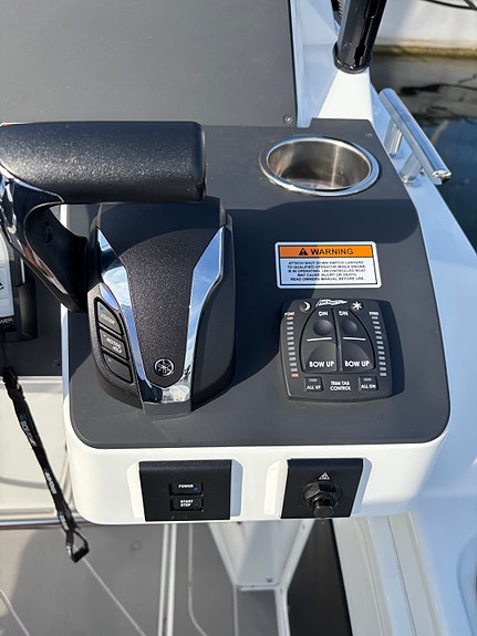 Quarken 27 Open 2022 Yamaha F300 V6 White 2025 i nyskick endast 50 gångtimmar 4 of 27