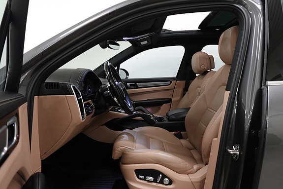 Porsche Cayenne 4 of 5