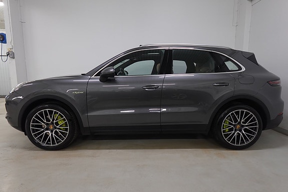 Porsche Cayenne 3 of 5