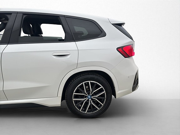 BMW iX1 25 of 27