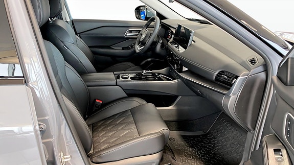 Nissan X-Trail 3 of 9